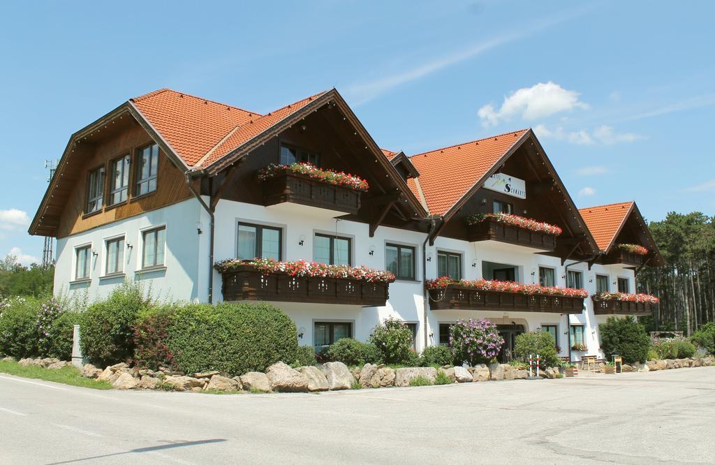 Hotel Restaurant Schwartz Neusiedl am Steinfelde Exterior photo